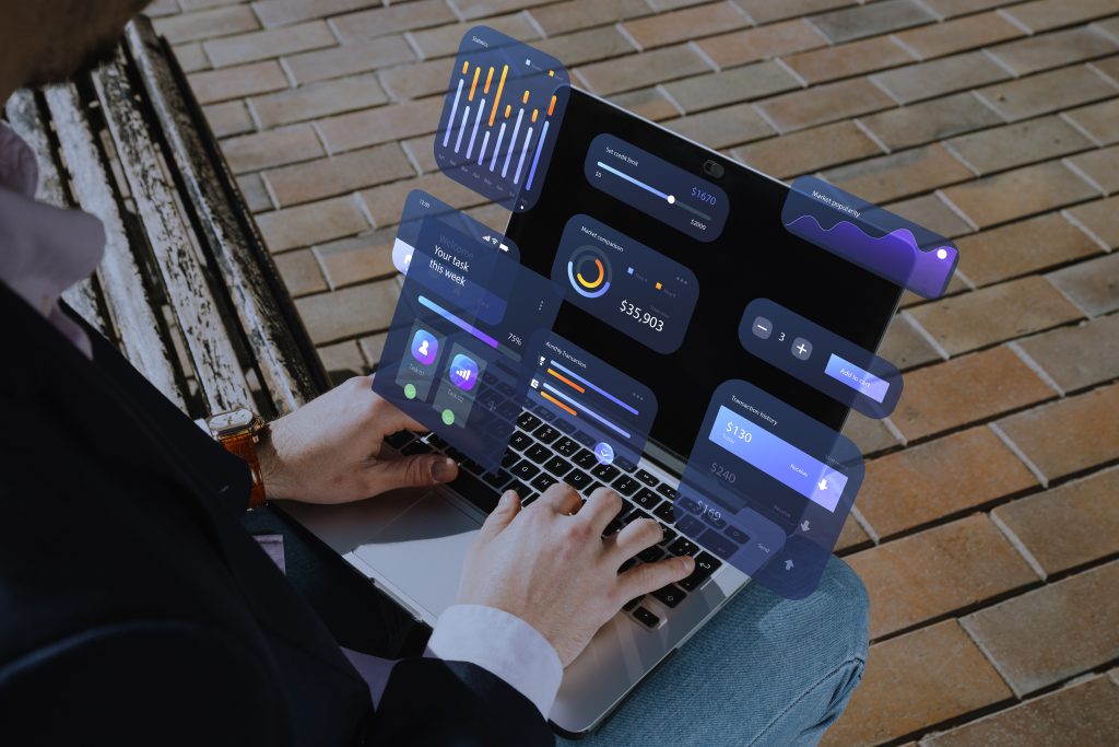 persona utilizando un sistema ERP