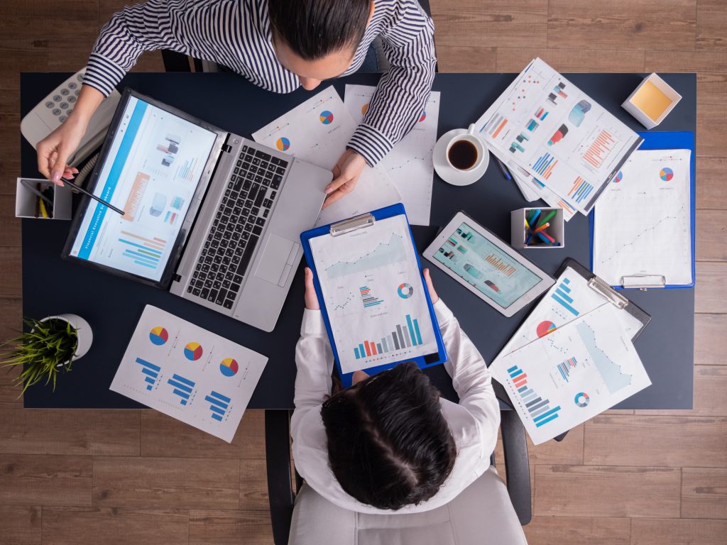 personas utilizando un sistema crm